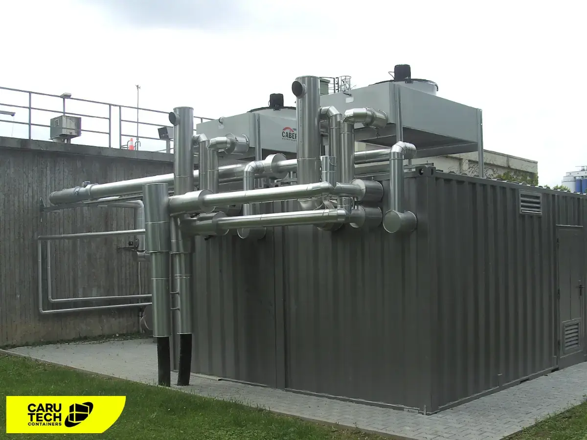 Notstromaggregat-Container mit umfangreicher Abgas- und Rohrleitungstechnik auf einem Industriegelände