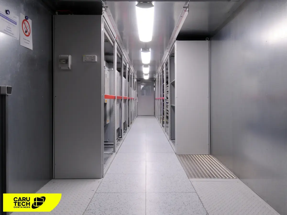 Container Dämmung im Technikcontainer mit isolierten Innenwänden und installierter Anlagentechnik in industrieller Umgebung