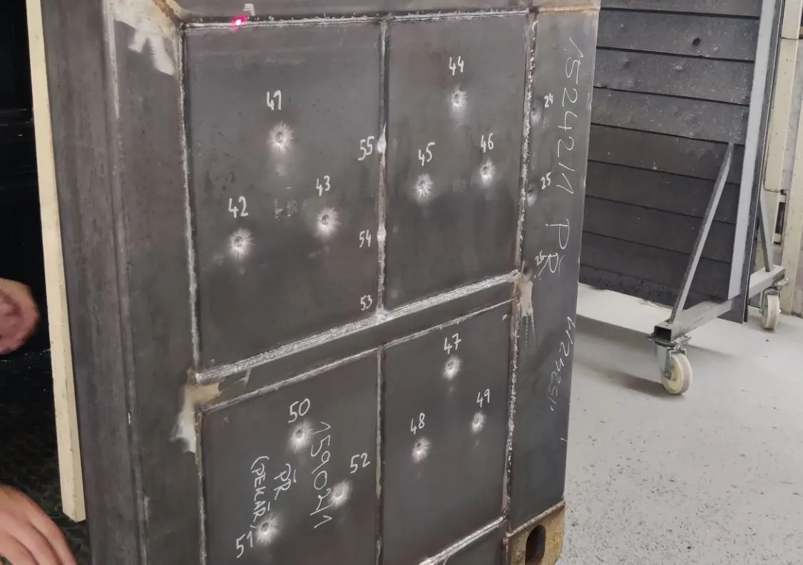 Einschusstest bei einem Container